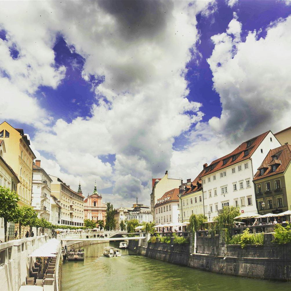 Fluss Nahe Gebäude Unter Weißem Grauem Und Blauem Himmel Während Des Tages