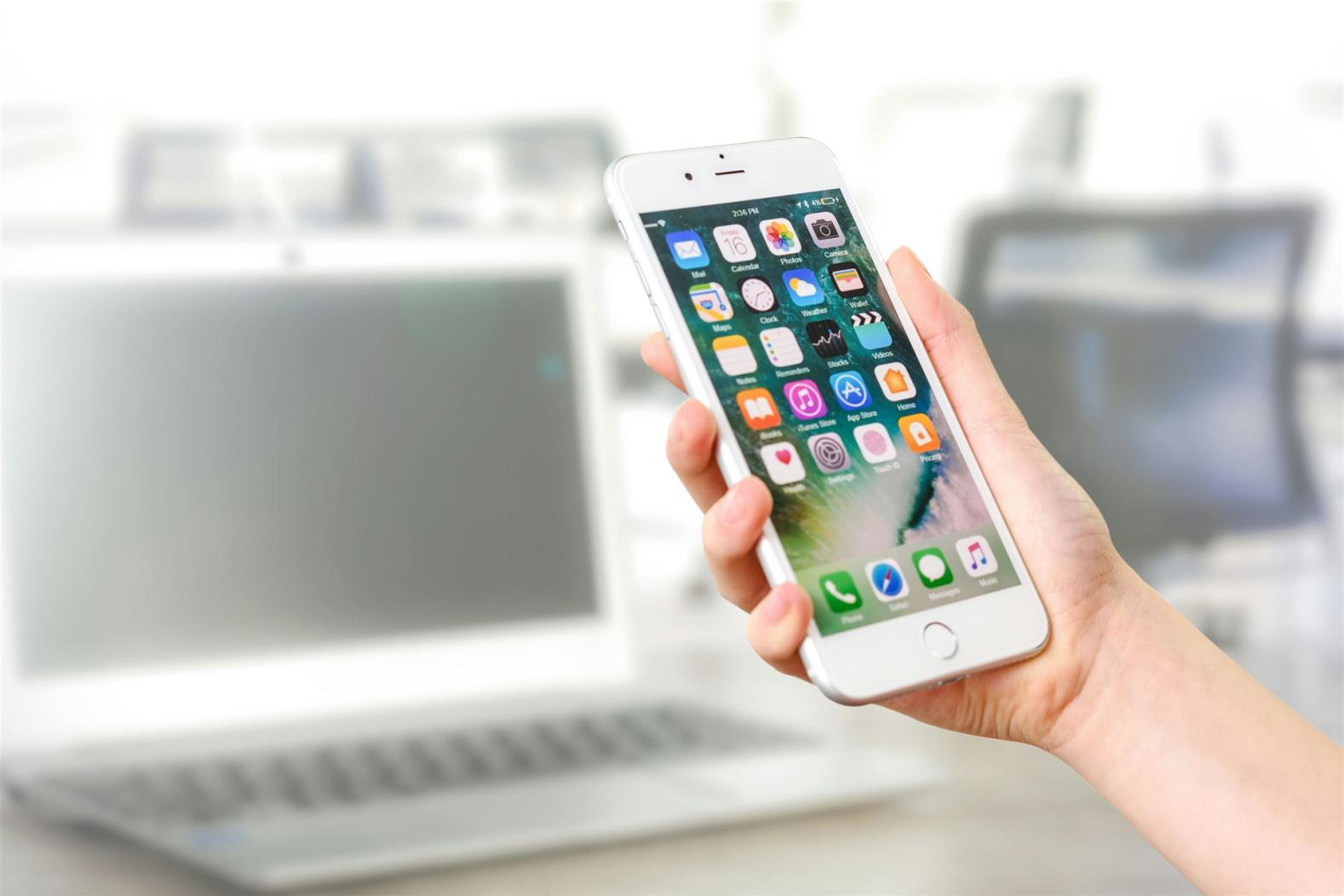 Person Mit Silber Iphone 7